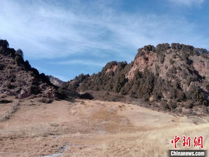 圖為坎布拉外圍地區(qū)的古火山口。孫揚益 供圖 孫揚益 供圖 攝