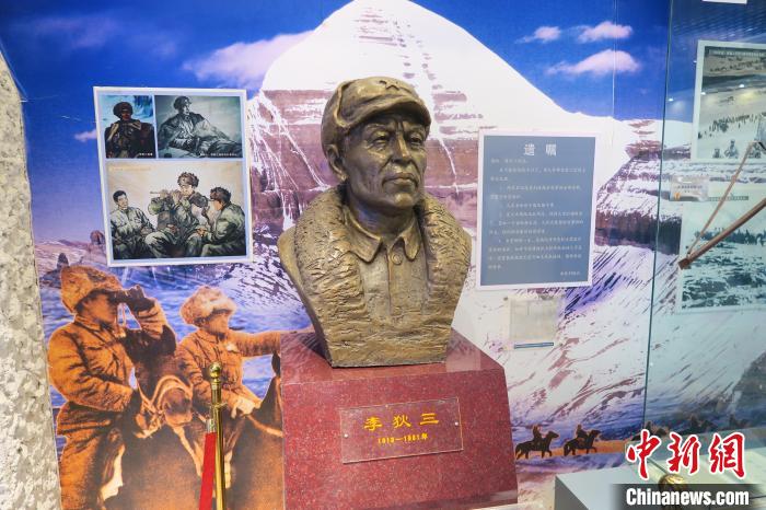 圖為南疆軍區(qū)某合成團1連榮譽室，雕像是進藏先遣英雄連總指揮李狄三?！畛坛?攝