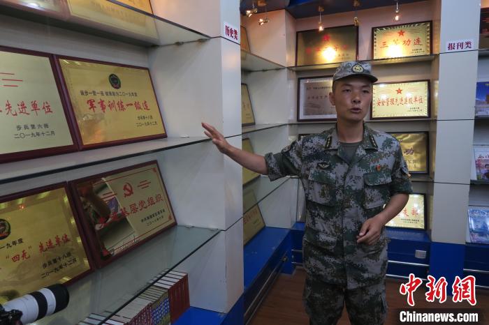 圖為南疆軍區(qū)某合成團1連連長齊楠?！畛坛?攝