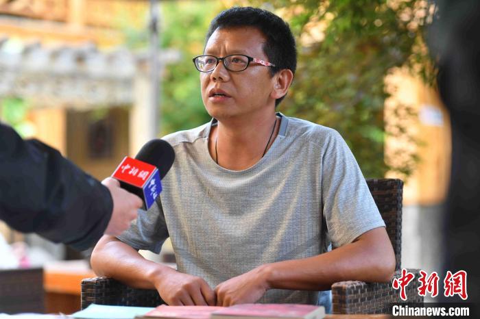 圖為和澗秋接受記者采訪?！⑷疥?yáng) 攝