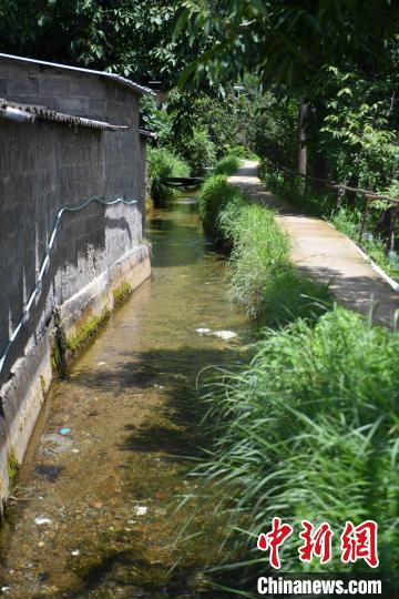 圖為至今仍在流淌的楚援溝?！⑷疥?yáng) 攝