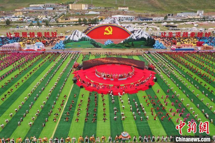 圖為玉樹藏族自治州成立70周年慶祝大會現(xiàn)場?！●R銘言 攝