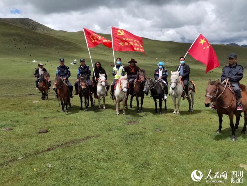 馬背宣講隊。巴登攝
