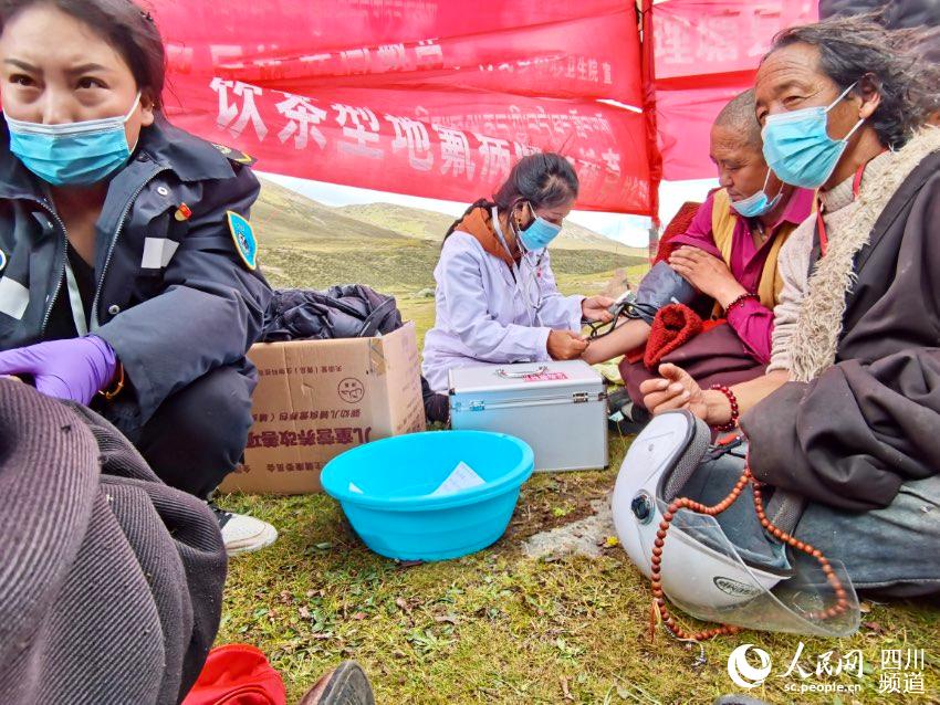 給牧民檢查身體。巴登攝
