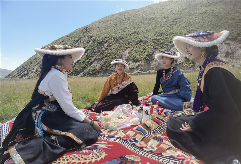 拉姆和她的朋友們在砂場修復(fù)點(diǎn)耍壩子。甘孜州石渠生態(tài)環(huán)境局供圖