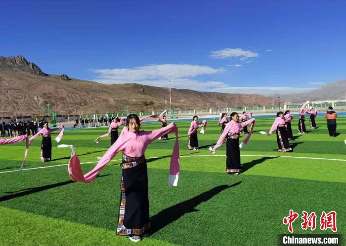 圖為青海師范大學(xué)附屬玉樹(shù)實(shí)驗(yàn)學(xué)校學(xué)生在綠茵場(chǎng)跳起囊謙古舞—卓根瑪?！“讋?攝