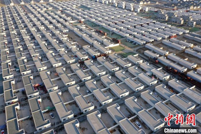 圖為蘭州新區(qū)移民安置區(qū)?！《P 攝