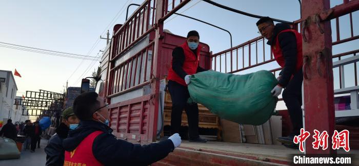 圖為志愿者幫忙搬運(yùn)家具等物資。　魏建軍 攝