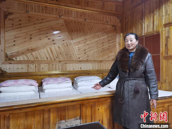 圖為德吉村村民鬧尖措介紹自家農(nóng)家樂(lè)?！∑钤鲚?攝