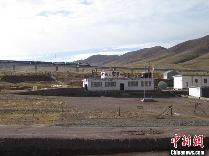 圖為青藏鐵路通車(chē)后列車(chē)經(jīng)過(guò)中鐵西北院風(fēng)火山觀測(cè)站。(資料圖) 中鐵西北科學(xué)研究院供圖