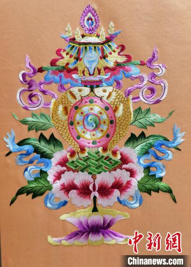 圖為藏繡作品?！∑钤鲚?攝