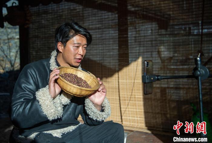洛桑在鏡頭前介紹家鄉(xiāng)特產(chǎn)?！⒅铱?攝