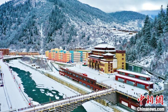壤塘的雪后美景?！∪捞量h融媒體中心供圖
