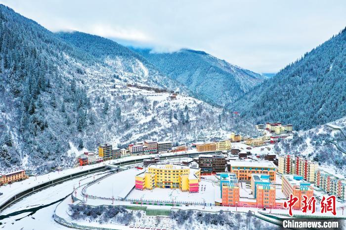 壤塘的雪后美景?！∪捞量h融媒體中心供圖