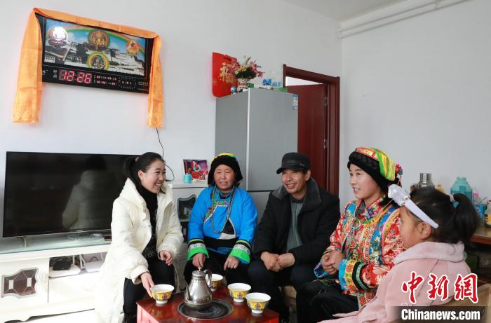 新家是兩層小樓房，一樓布置得充滿現(xiàn)代感，喝著藏式奶茶，一家人聊著今年春節(jié)怎么過?！《∷?攝