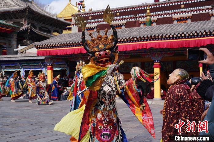 圖為塔爾寺僧侶進(jìn)行“跳欠”儀式。　馬銘言 攝
