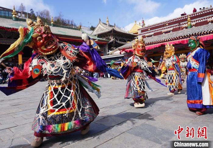 圖為塔爾寺僧侶進(jìn)行“跳欠”儀式。　馬銘言 攝