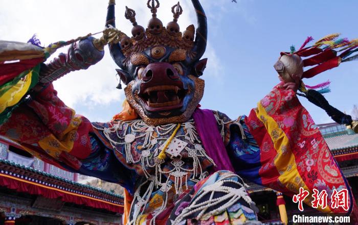 圖為塔爾寺僧侶進(jìn)行“跳欠”儀式?！●R銘言 攝