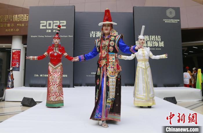 圖為模特展示蒙古族服飾?！●R銘言 攝