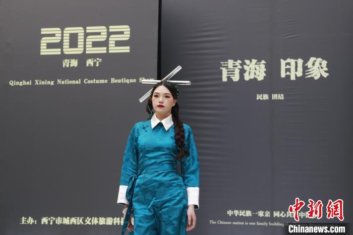 圖為模特展示少數(shù)民族服飾?！●R銘言 攝