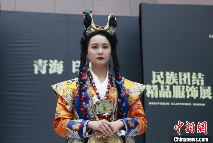 圖為模特展示藏族服飾?！●R銘言 攝