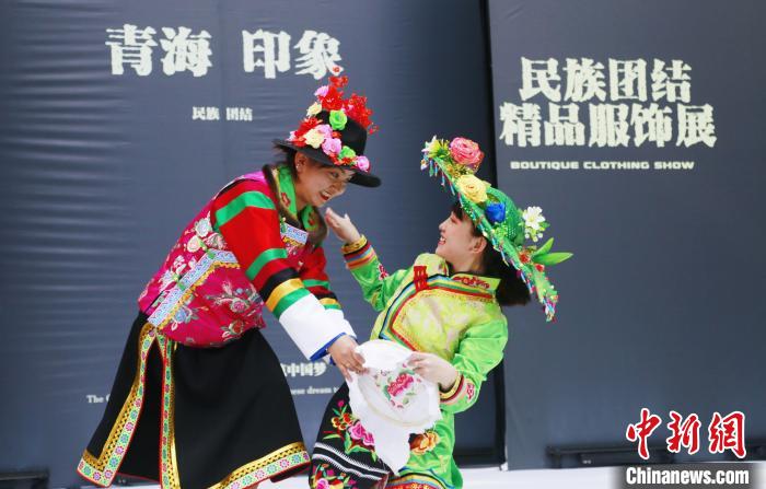 圖為模特身穿土族服飾進行“土族刺繡”表演?！●R銘言 攝