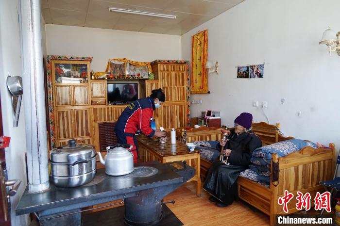 圖為敬老院護(hù)工為老人打掃屋內(nèi)衛(wèi)生?！●R銘言 攝