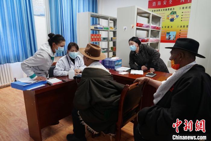 圖為骨科醫(yī)生為敬老院老人們進(jìn)行集中檢查。　馬銘言 攝