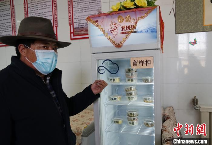圖為敬老院院長(zhǎng)德高介紹，老人們的三餐均有留樣記錄。　馬銘言 攝