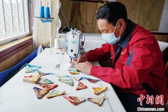 圖為工人正在制作藏式手工藝品?！●R銘言 攝