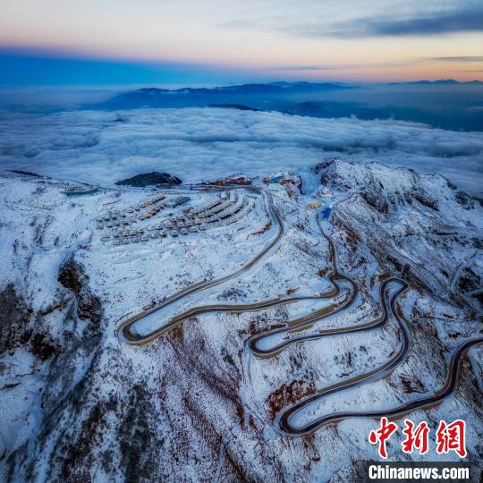 雪后的牛背山山頂和崎嶇的公路。　李凱 攝