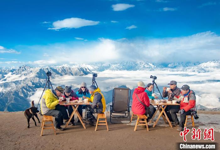 牛背山頂攝影家們的早餐?！d 攝