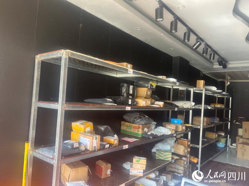 縣城自提點包裹。諸葛輝攝