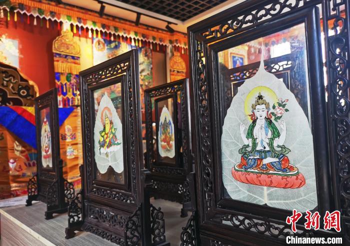 圖為久美尖措創(chuàng)作的藝術(shù)品?！?zhí)砀?攝