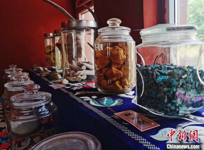 圖為唐卡繪畫礦物顏料展示?！?zhí)砀?攝
