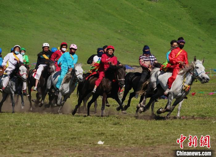 圖為選手進(jìn)行3000米賽馬比賽?！●R銘言 攝