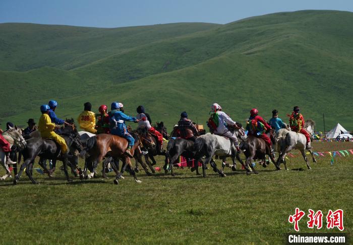 圖為選手進(jìn)行3000米賽馬比賽?！●R銘言 攝
