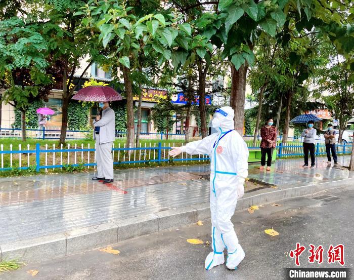 高原小城青海尖扎抗疫見聞：柔肩亦可擔(dān)重任，夫妻檔聞令而動