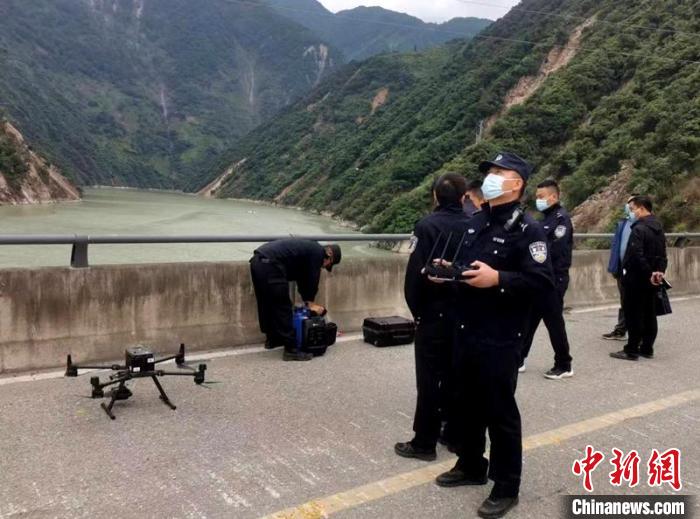 民警組成的搜尋隊(duì)利用無人機(jī)在震區(qū)開展空中巡查?！「首沃莨簿止﹫D
