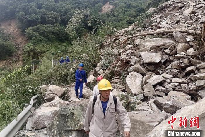 電力搶險人員徒步通過垮塌路段?！∷拇娏﹫D