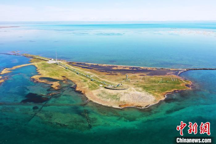 圖為無人機(jī)航拍青海湖?！≮w海梅 攝