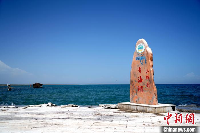 圖為青海湖景區(qū)一角?！O睿 攝