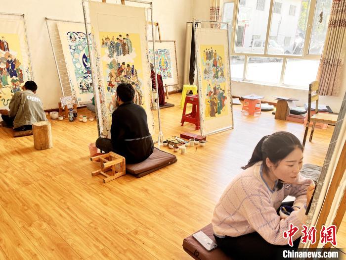 圖為畫室內(nèi)學徒練習繪畫唐卡?！●R文莉 供圖