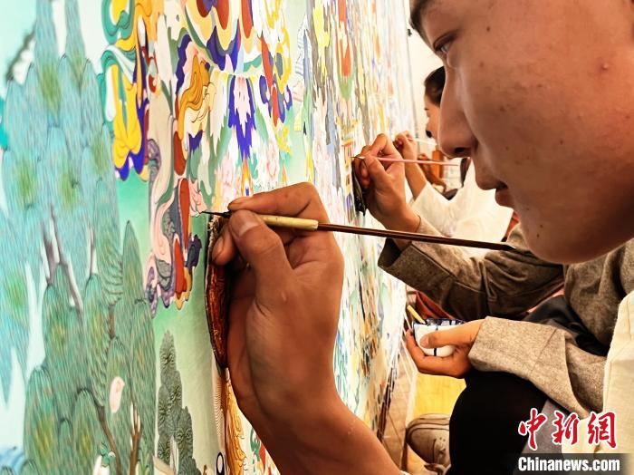 圖為畫師繪畫唐卡?！●R文莉 供圖