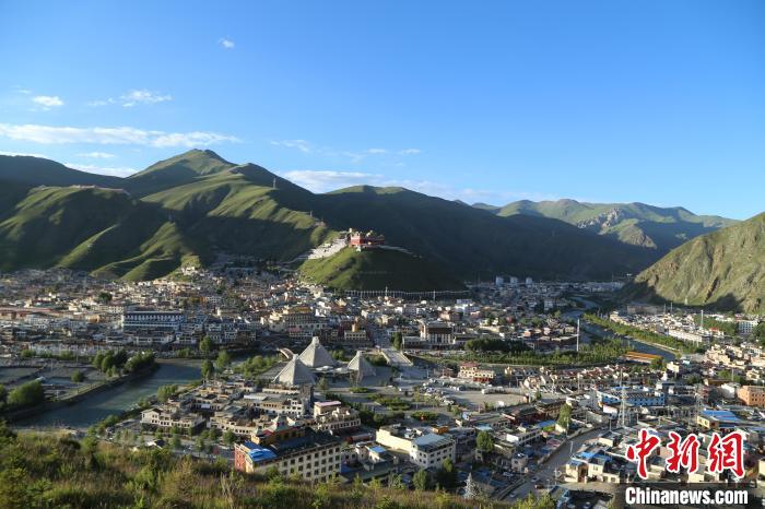 圖為航拍玉樹市?！∮駱涫形麄鞑抗﹫D