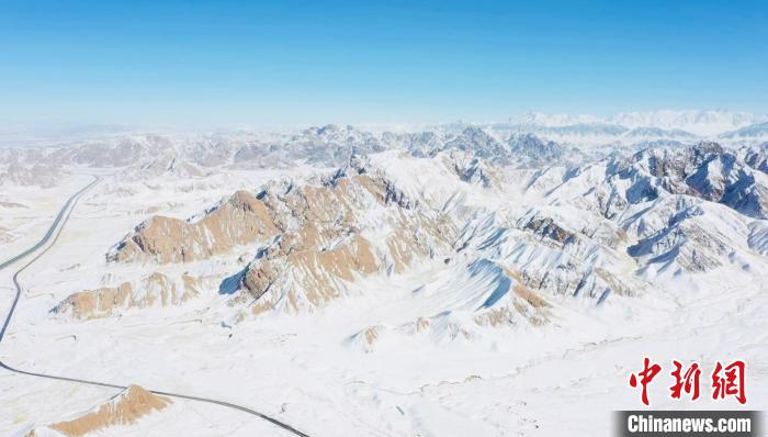 圖為無(wú)人機(jī)航拍高原雪景。　都蘭縣融媒體中心供圖