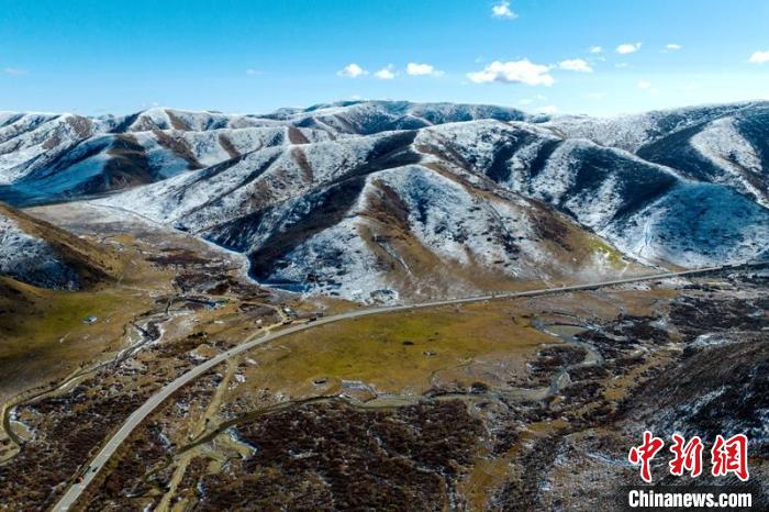 西成高鐵紅原2號隧道出口附近山頭已被雪覆蓋?！⒅铱?攝