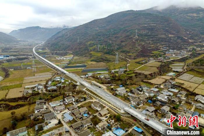 成蘭鐵路松潘右所屯岷江雙線特大橋。　劉忠俊 攝