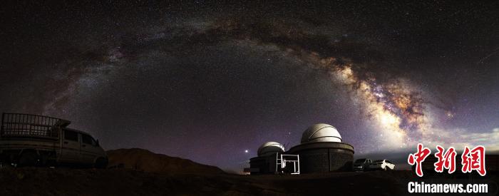 資料圖為冷湖賽什騰山天文臺址的星空。　冷湖工業(yè)園區(qū)供圖