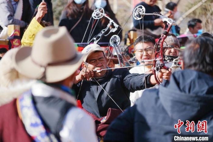 圖為藏族民眾比拼射箭技藝?！●R銘言 攝